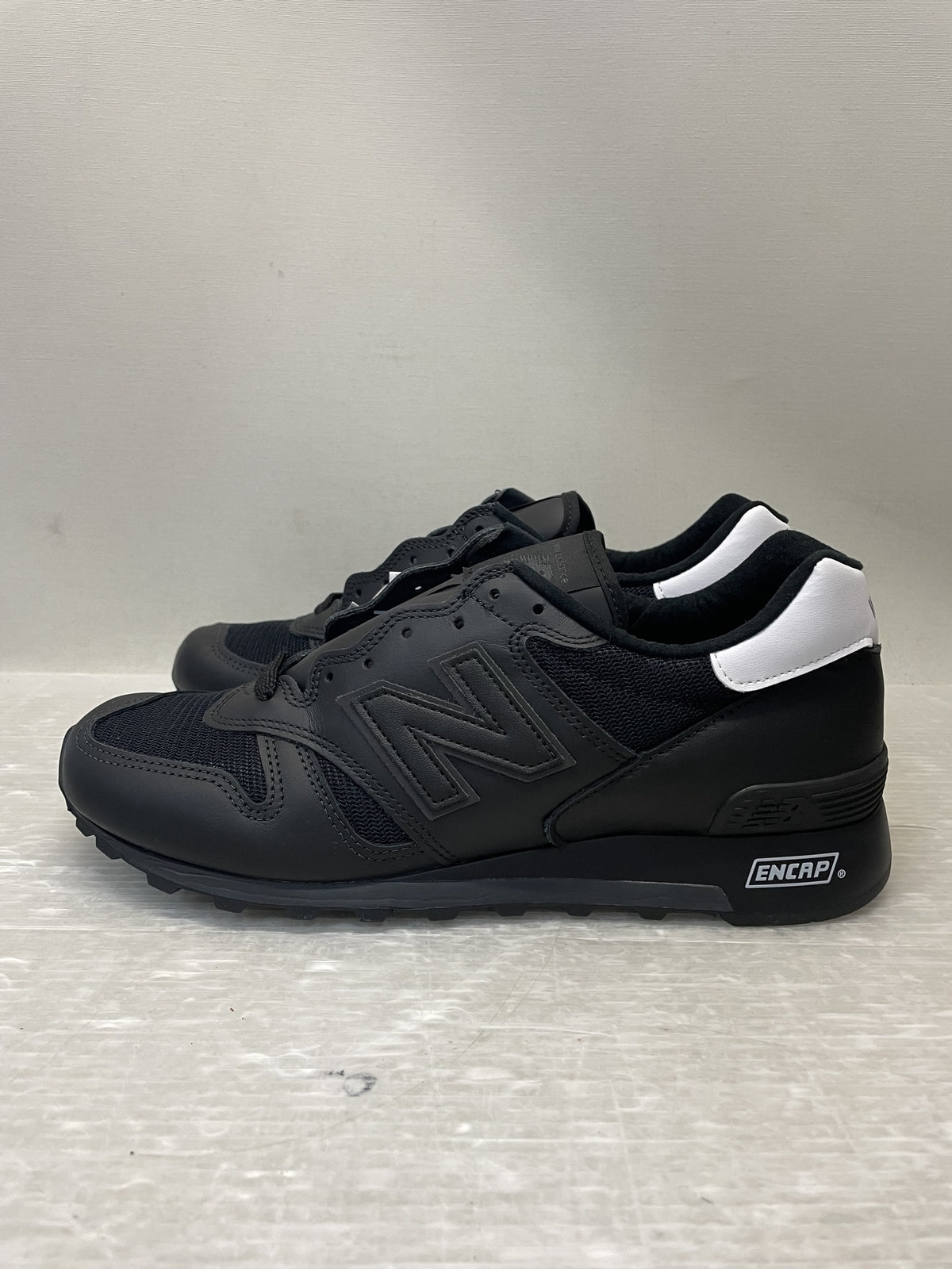 スニーカー U1300WT