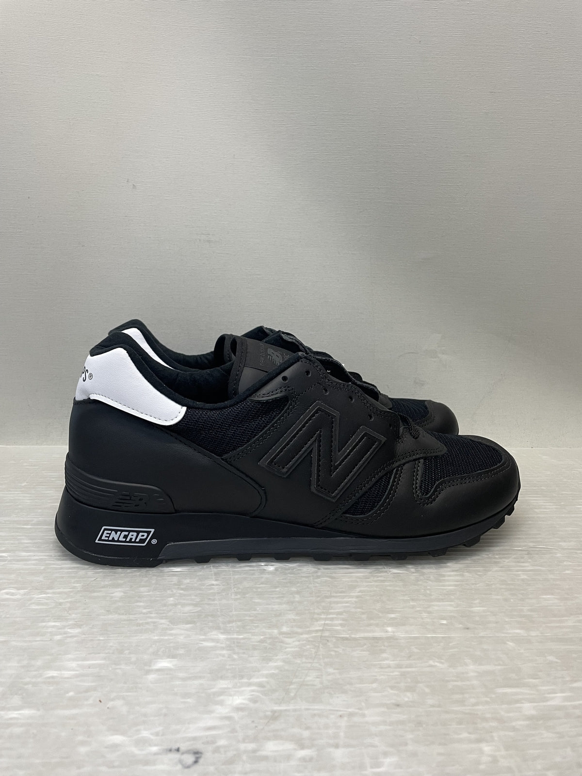 スニーカー U1300WT