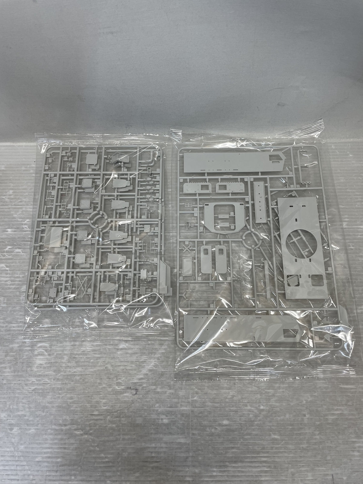 1/35 イギリス マスティフ2 6x6装輪 防護警備車両 ミリタリープラモ