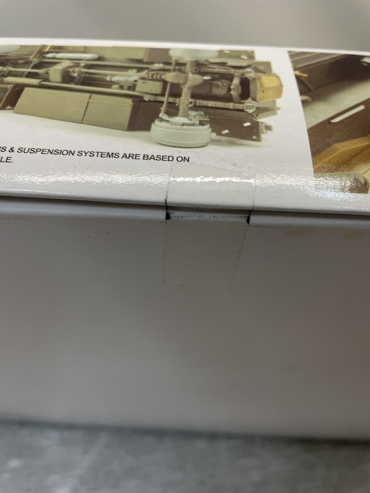 1/35 AEC `ドーチェスター` 装甲指揮車 ミリタリープラモ