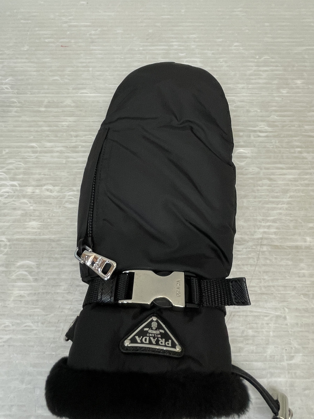 PRADA Re-Nylon シアリング ミトン 三角プレート 手袋 7 1/2 黒 1GG135
