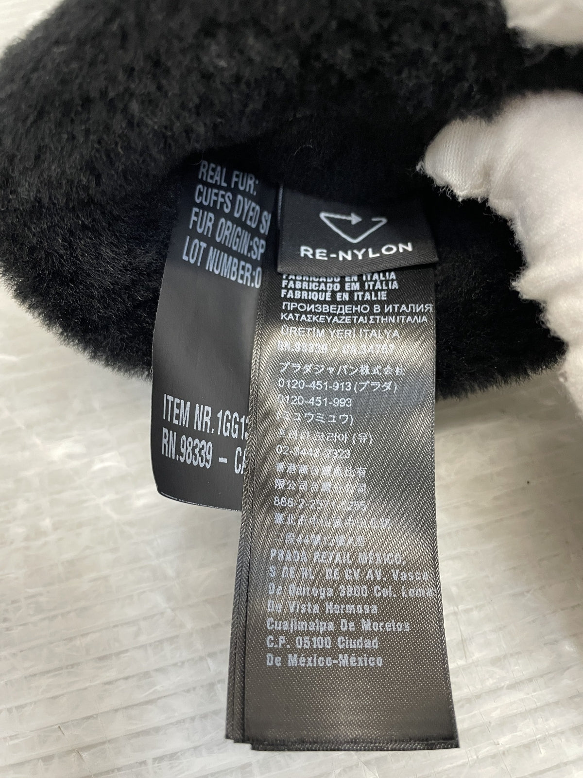 PRADA Re-Nylon シアリング ミトン 三角プレート 手袋 7 1/2 黒 1GG135