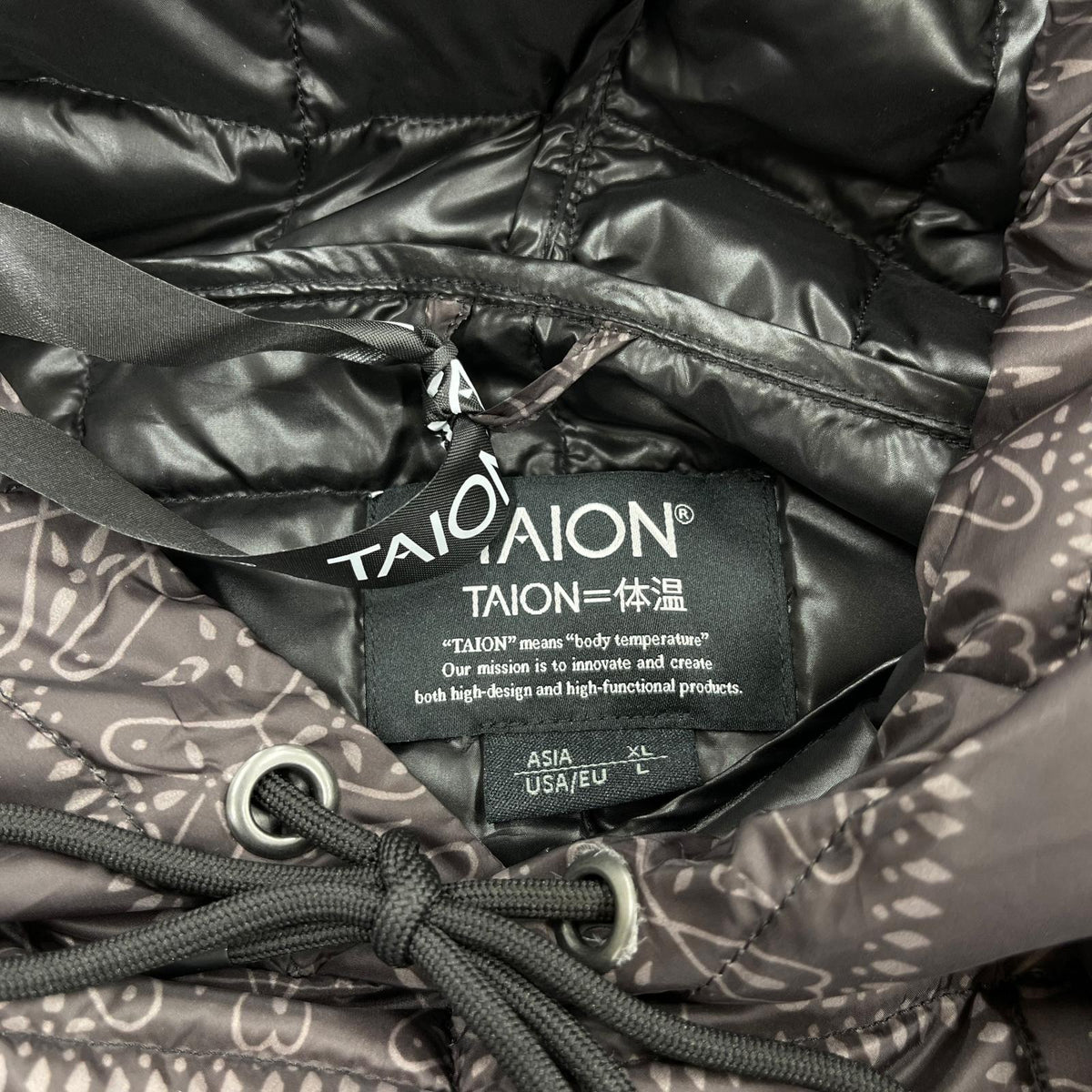 ダウンジャケット TAION バンダナ柄（XL） ブラウン