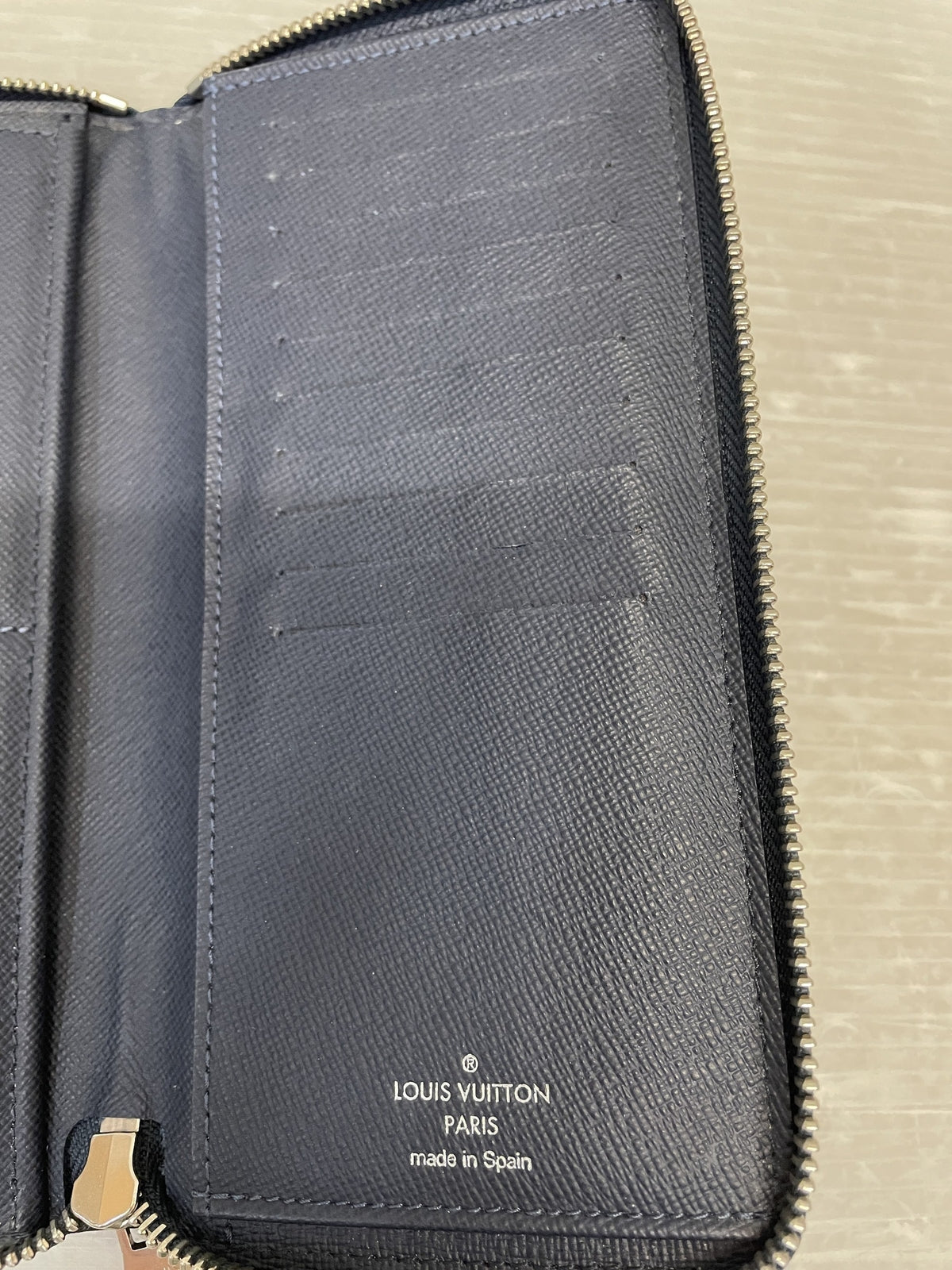 LOUIS VUITTON タイガ ジッピーウォレットヴェルティカル M30510