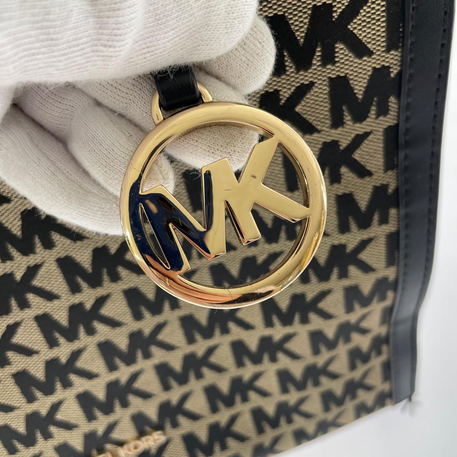 ショルダーバッグ MICHAEL KORS シグネチャー柄 白 ショルダーバッグ ブラック