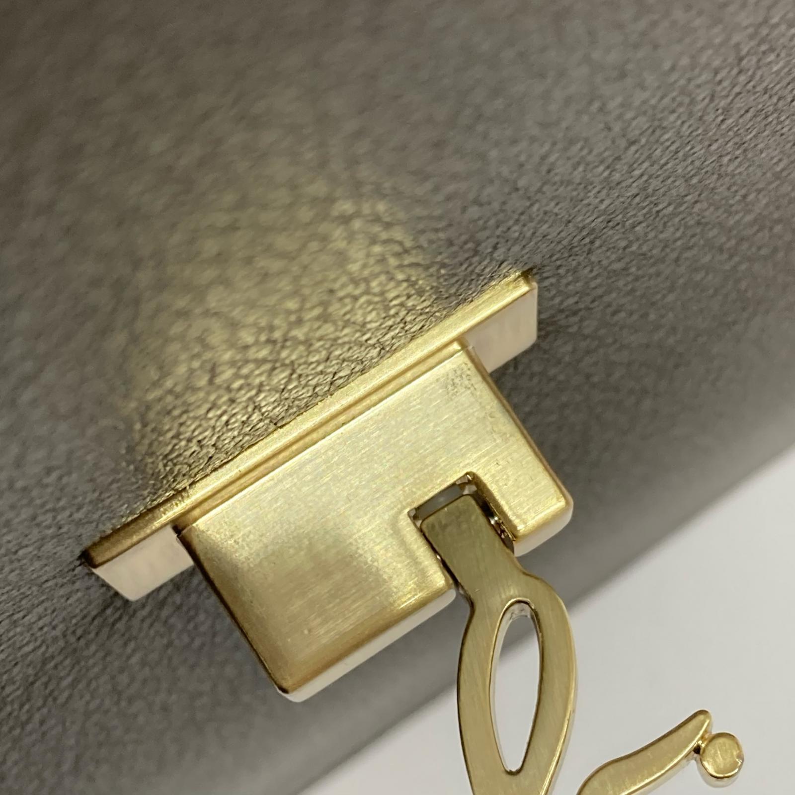 ショルダーバッグ ロゴプレート金具 ショルダーバッグ ブラウン