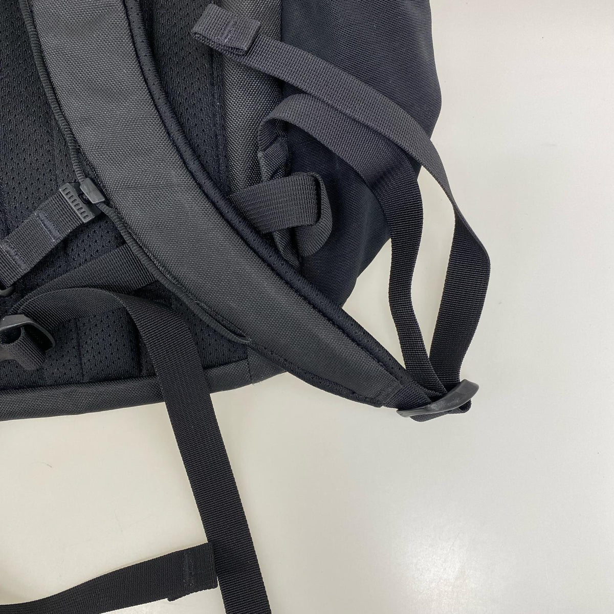 リュック・デイパック MANTIS 26 BACKPACK 黒 金刺繍 ブラック
