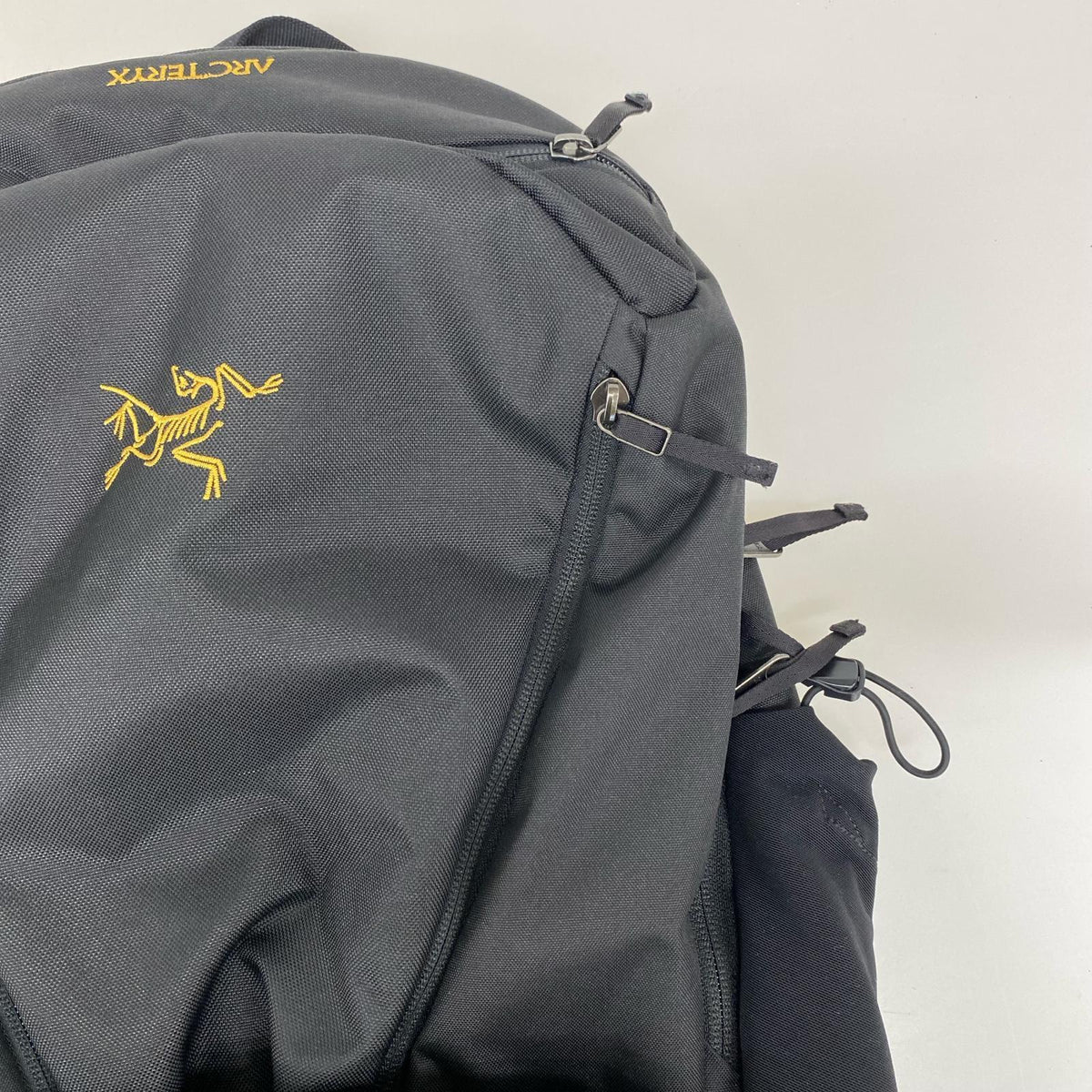 リュック・デイパック MANTIS 26 BACKPACK 黒 金刺繍 ブラック
