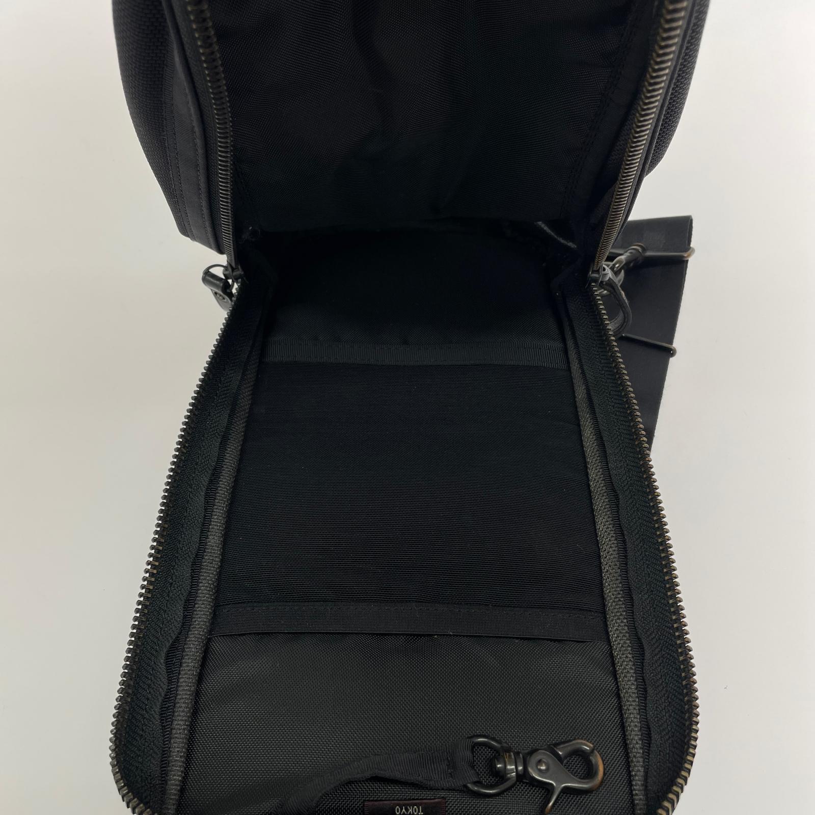 ショルダーバッグ HEAT SLING SHOULDER BAG ブラック