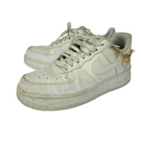 スニーカー NIKE WMNS AIR FORCE 1 チャーム 24.5cm 24.5cm (US6 1/2 UK6 EU39) ホワイト