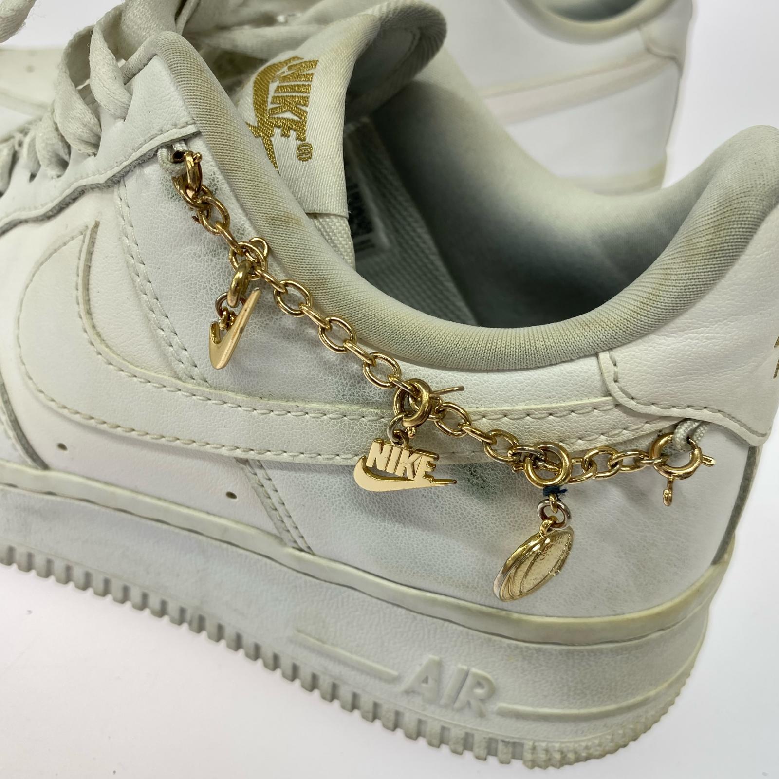 スニーカー NIKE WMNS AIR FORCE 1 チャーム 24.5cm 24.5cm (US6 1/2 UK6 EU39) ホワイト