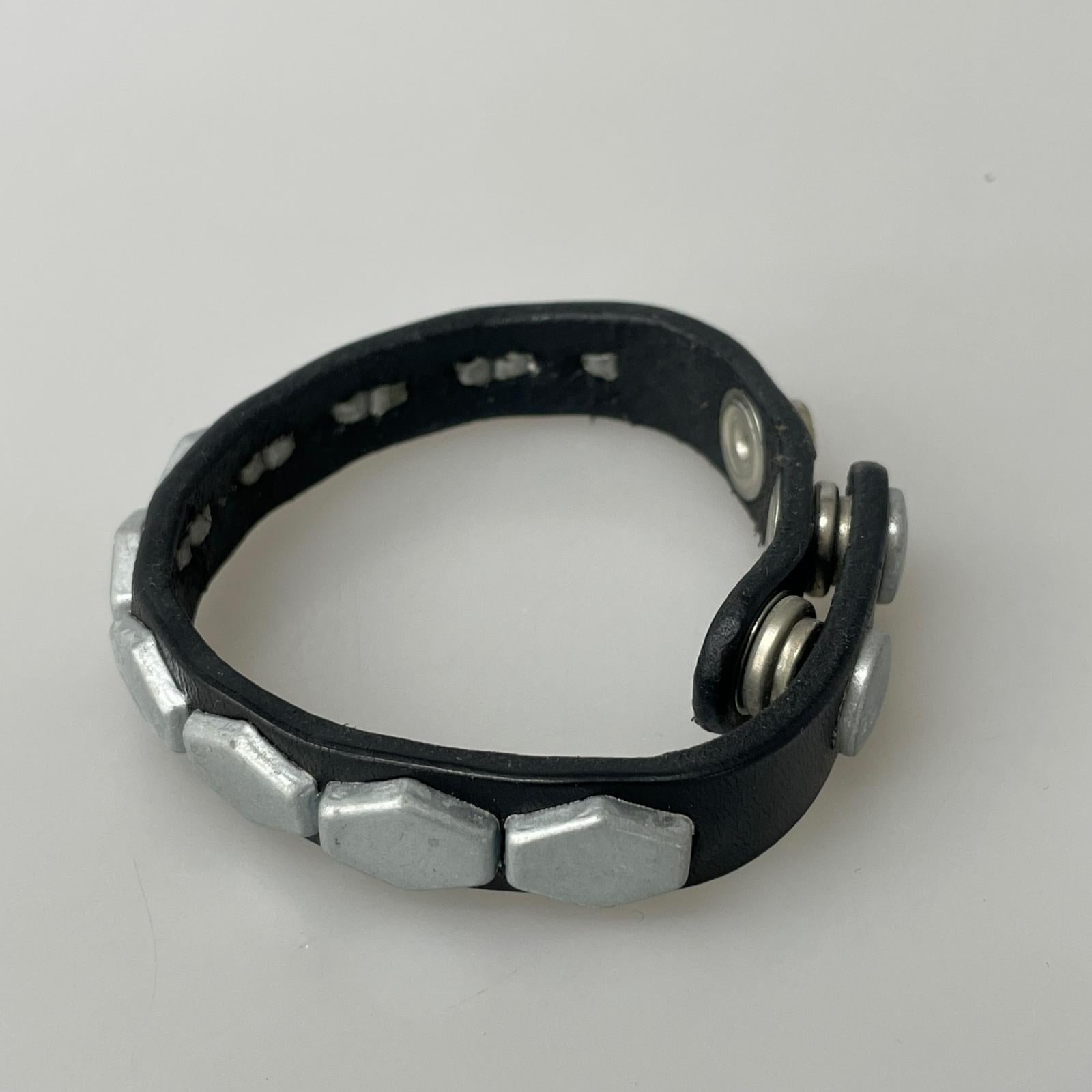ブレスレット HEXAGON SMALL STUDS WRISTBAND スタッズブレス ブラック