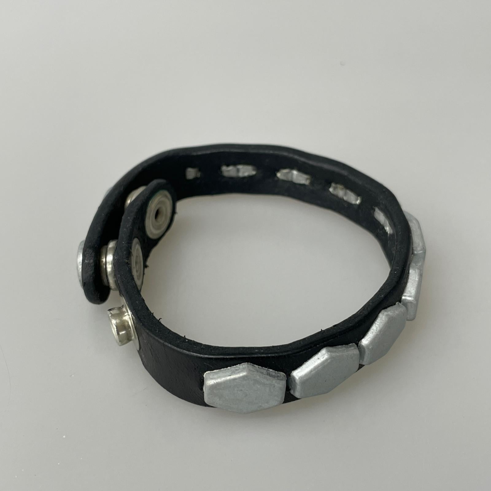 ブレスレット HEXAGON SMALL STUDS WRISTBAND スタッズブレス ブラック