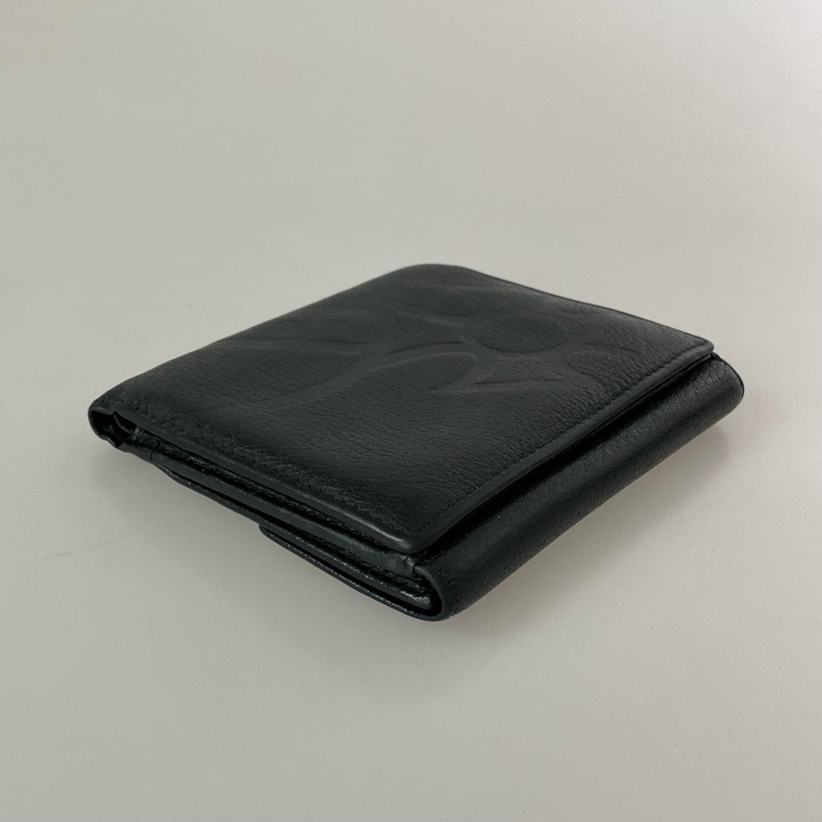 コンパクトウォレット ロゴ オーブ エンボス レザー 二つ折り 黒 ブラック
