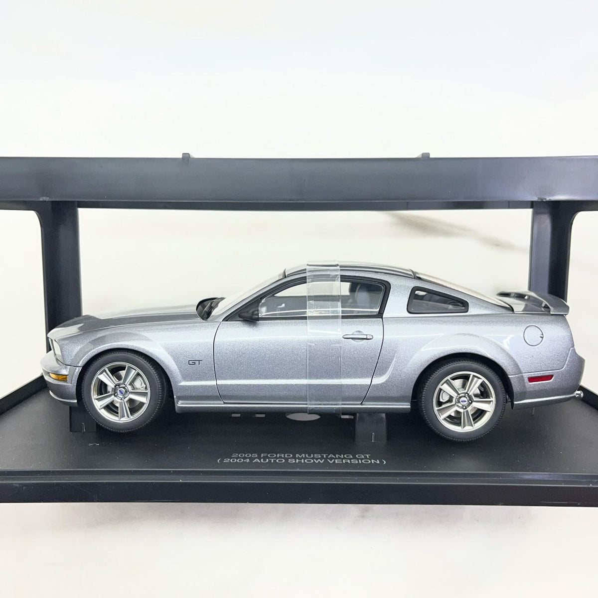 1/18 AUTOart 2005 FORD MUSTANG GT スケールカー