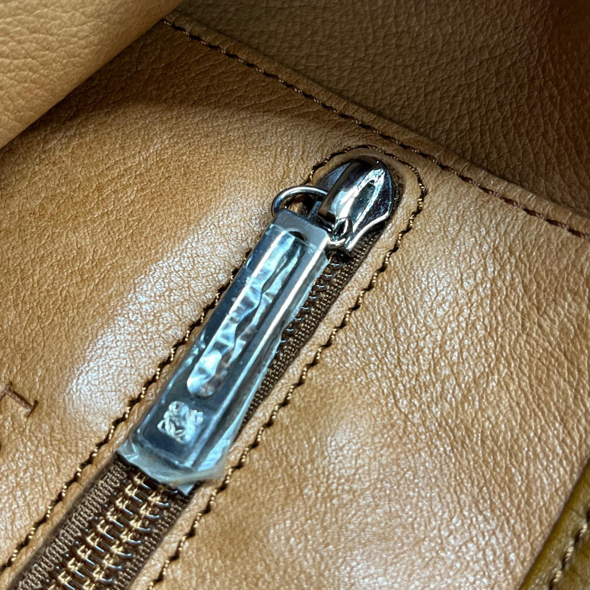 LOEWE アナグラム レザー