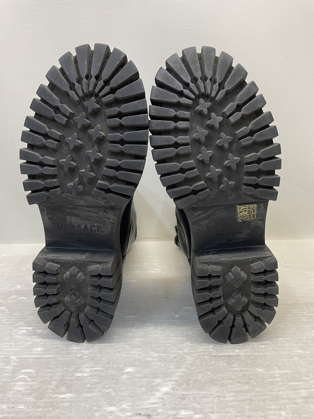 VERSACE ｻｲﾄﾞﾒﾃﾞｭｰｻ ﾚｻﾞｰﾌﾞｰﾂ 40 黒