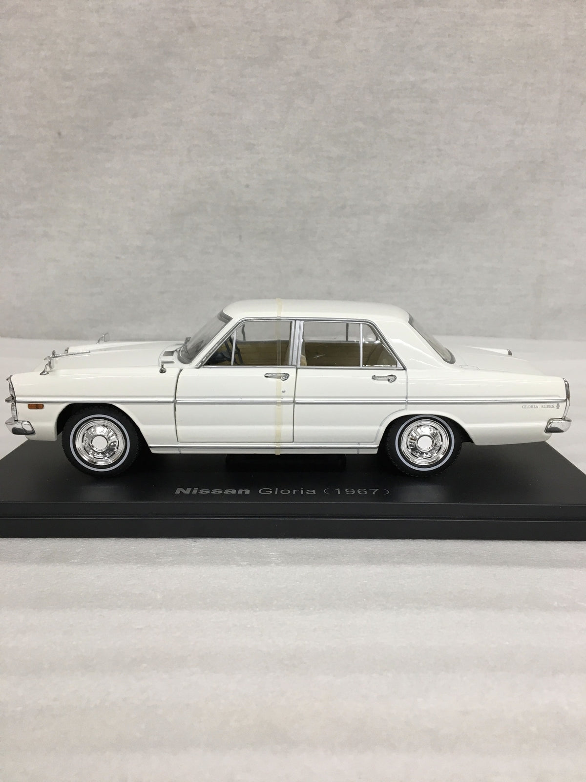 アシェット　Nissan Gliria (1967) スケールカー