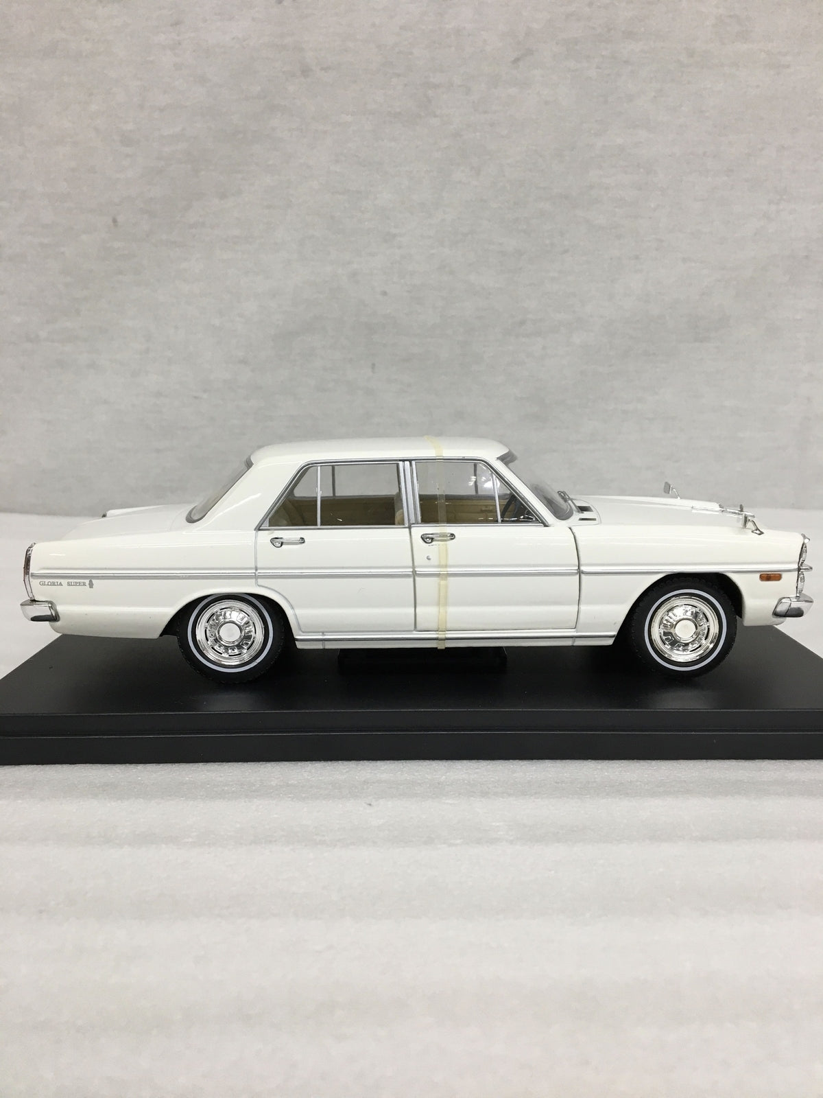 アシェット　Nissan Gliria (1967) スケールカー