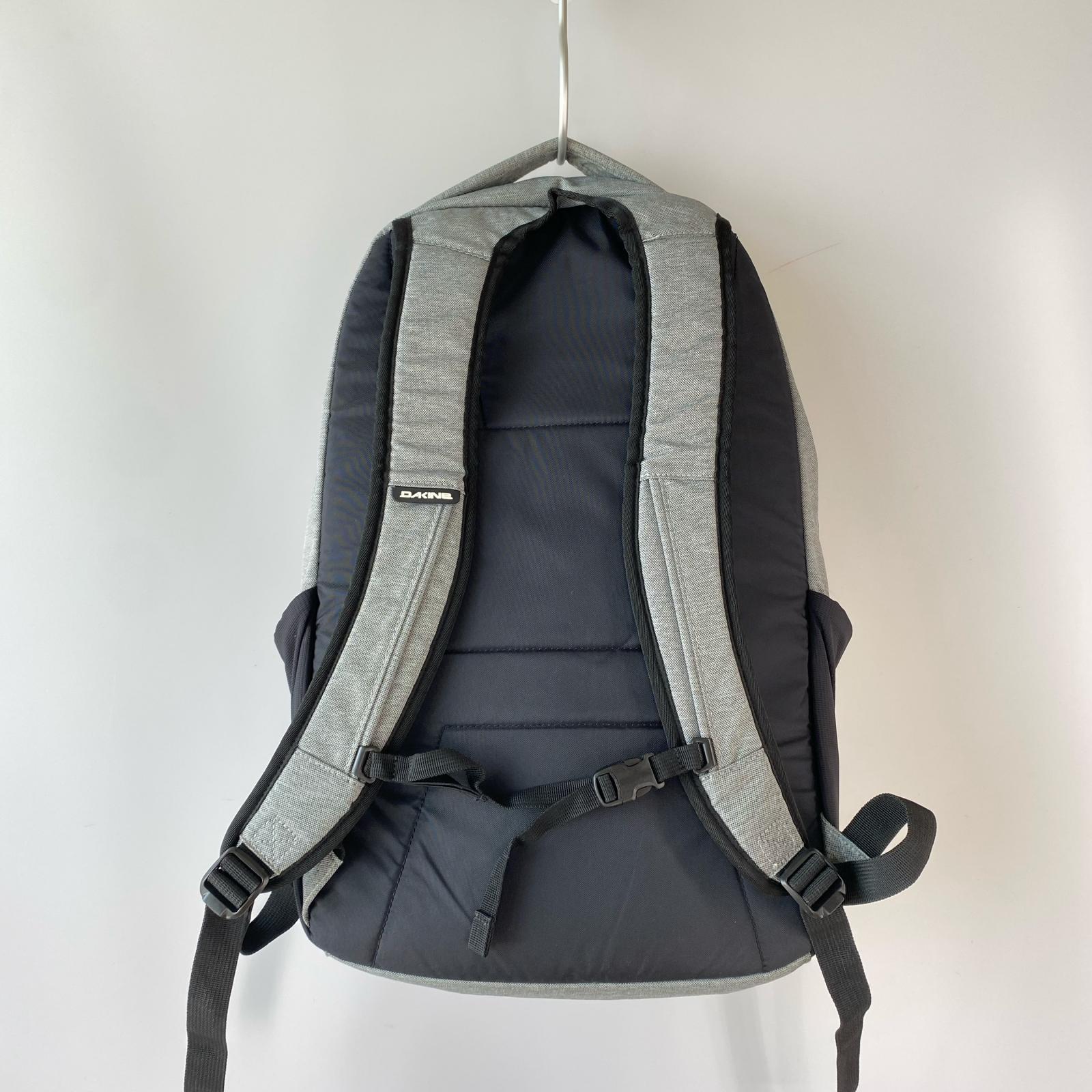 リュック・デイパック DAKINE リュックサック・バックパック グレー
