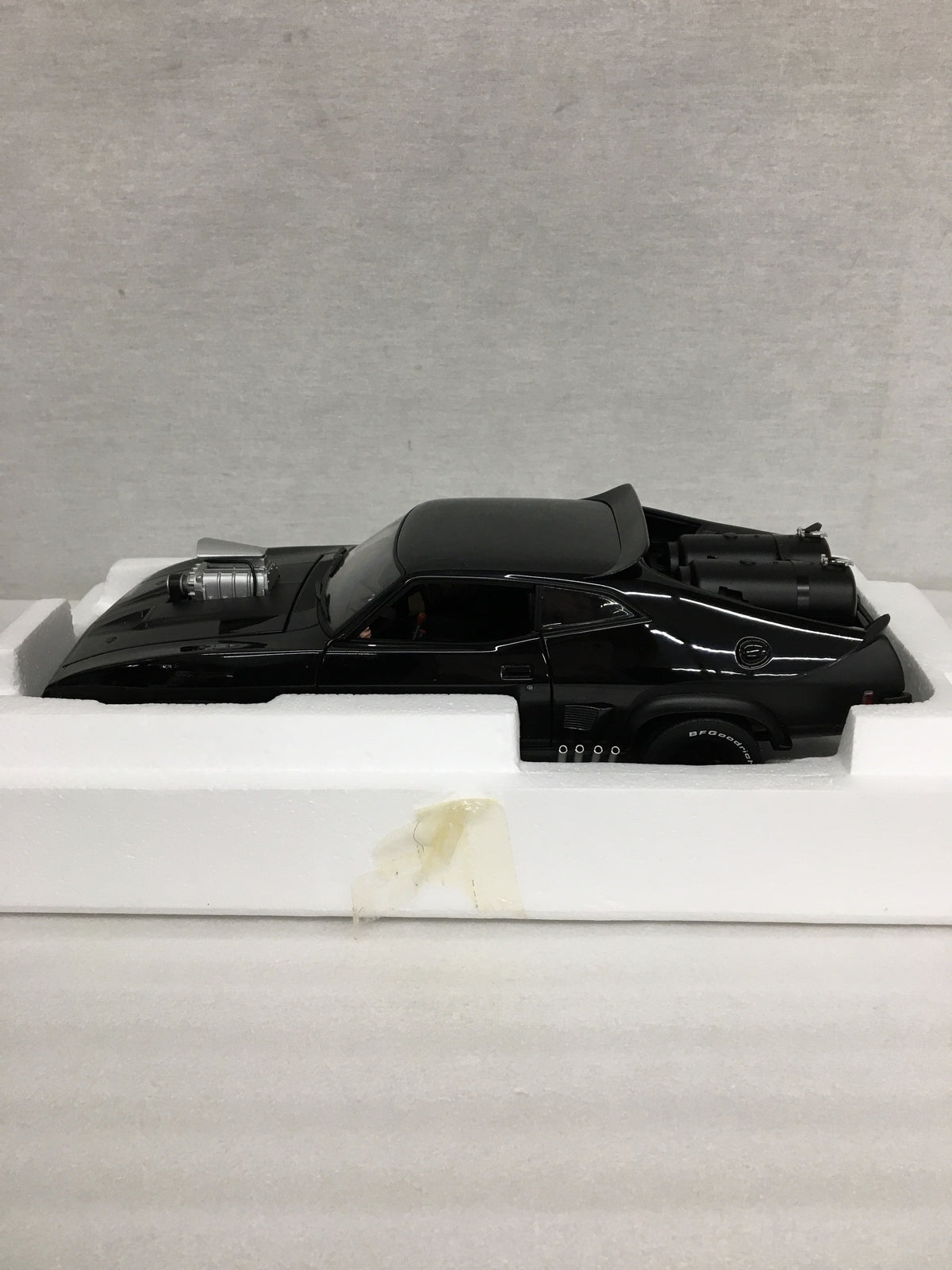 AutoArt マッドマックス2 MILLENNIUM INTERCEPTOR スケールカー