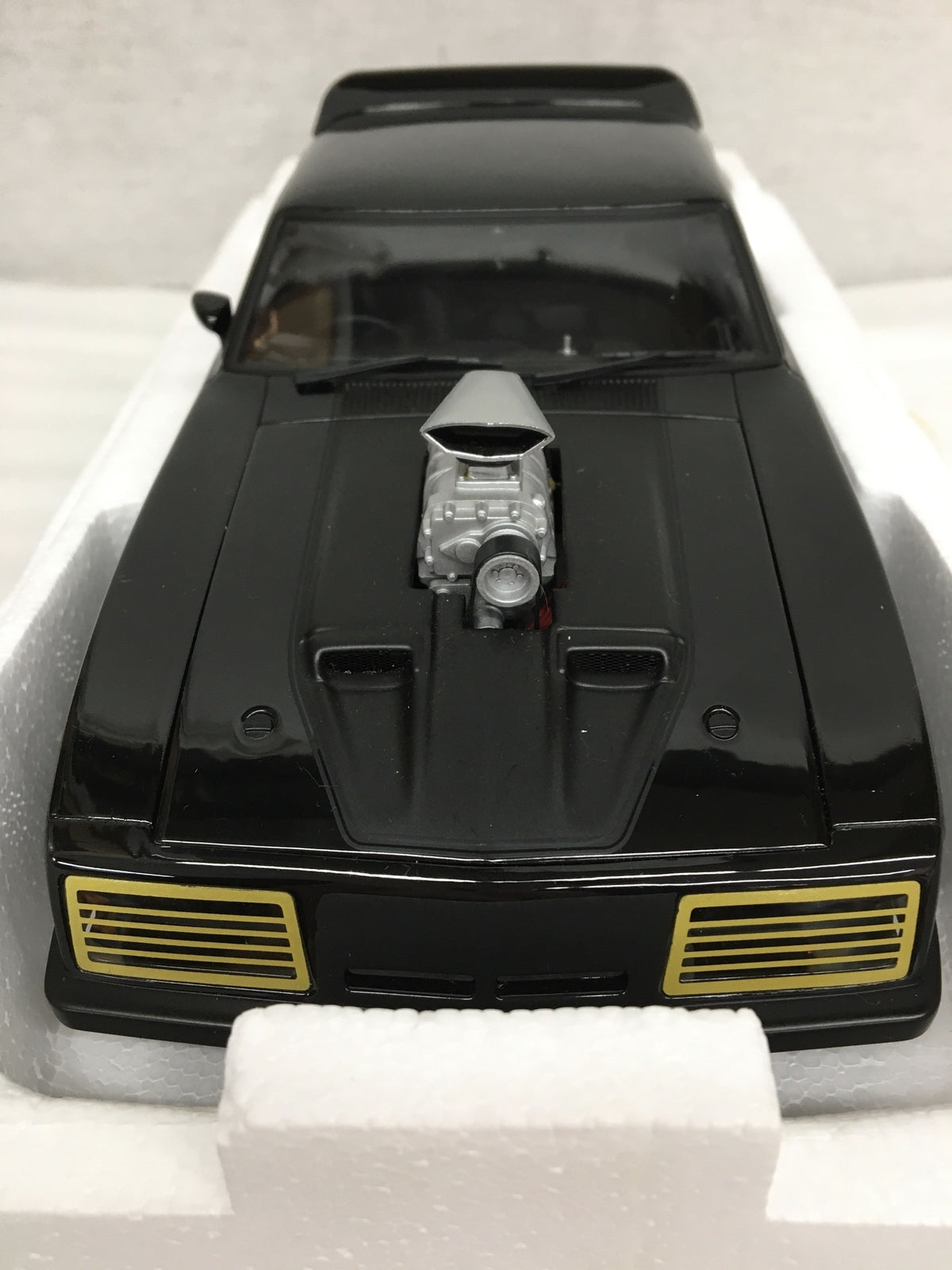 AutoArt マッドマックス2 MILLENNIUM INTERCEPTOR スケールカー