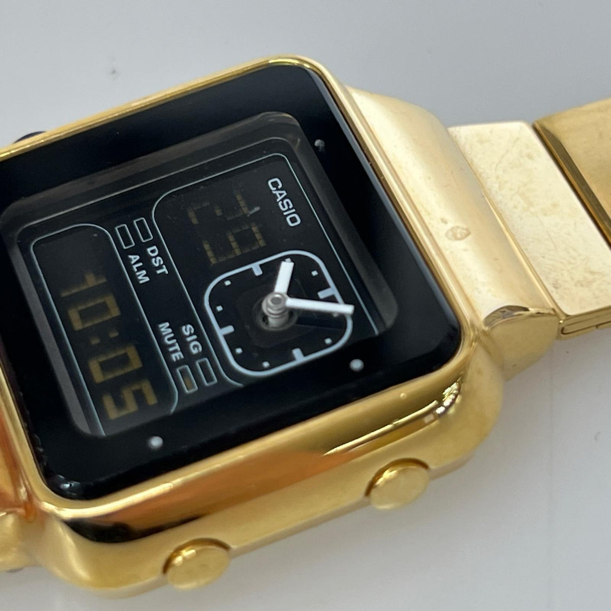 腕時計 FUTURIST LAQ-2000G ゴールド