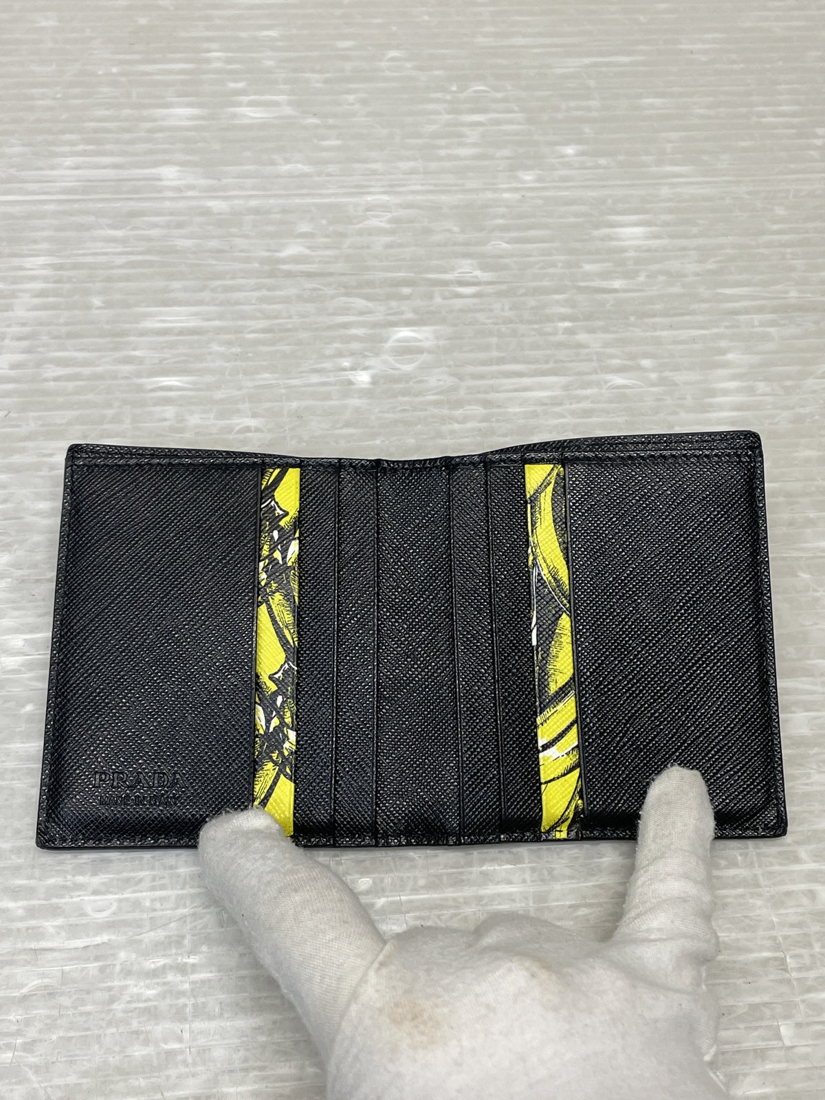 PRADA サフィアーノ バナナ コンパクトウォレット 黒