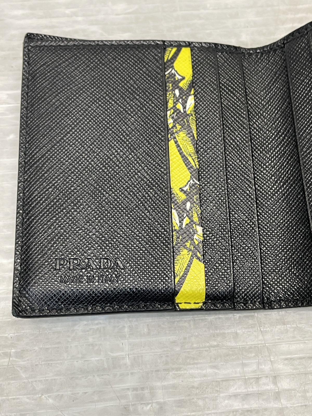 PRADA サフィアーノ バナナ コンパクトウォレット 黒