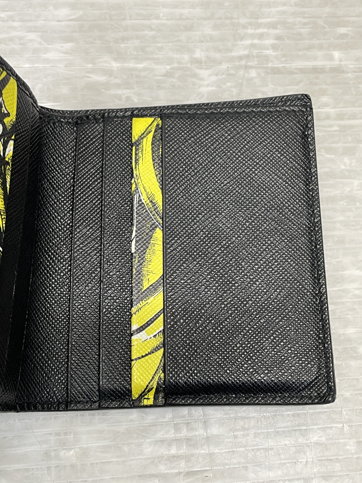 PRADA サフィアーノ バナナ コンパクトウォレット 黒