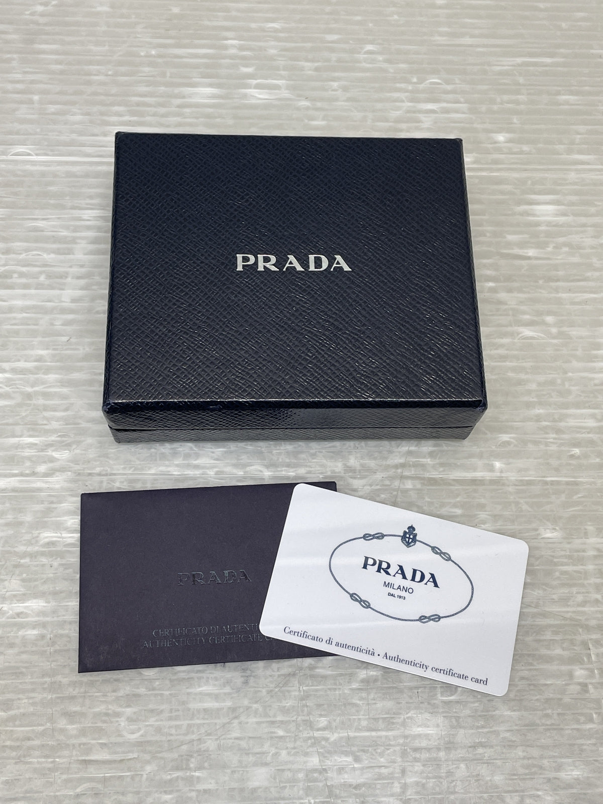 PRADA サフィアーノ バナナ コンパクトウォレット 黒