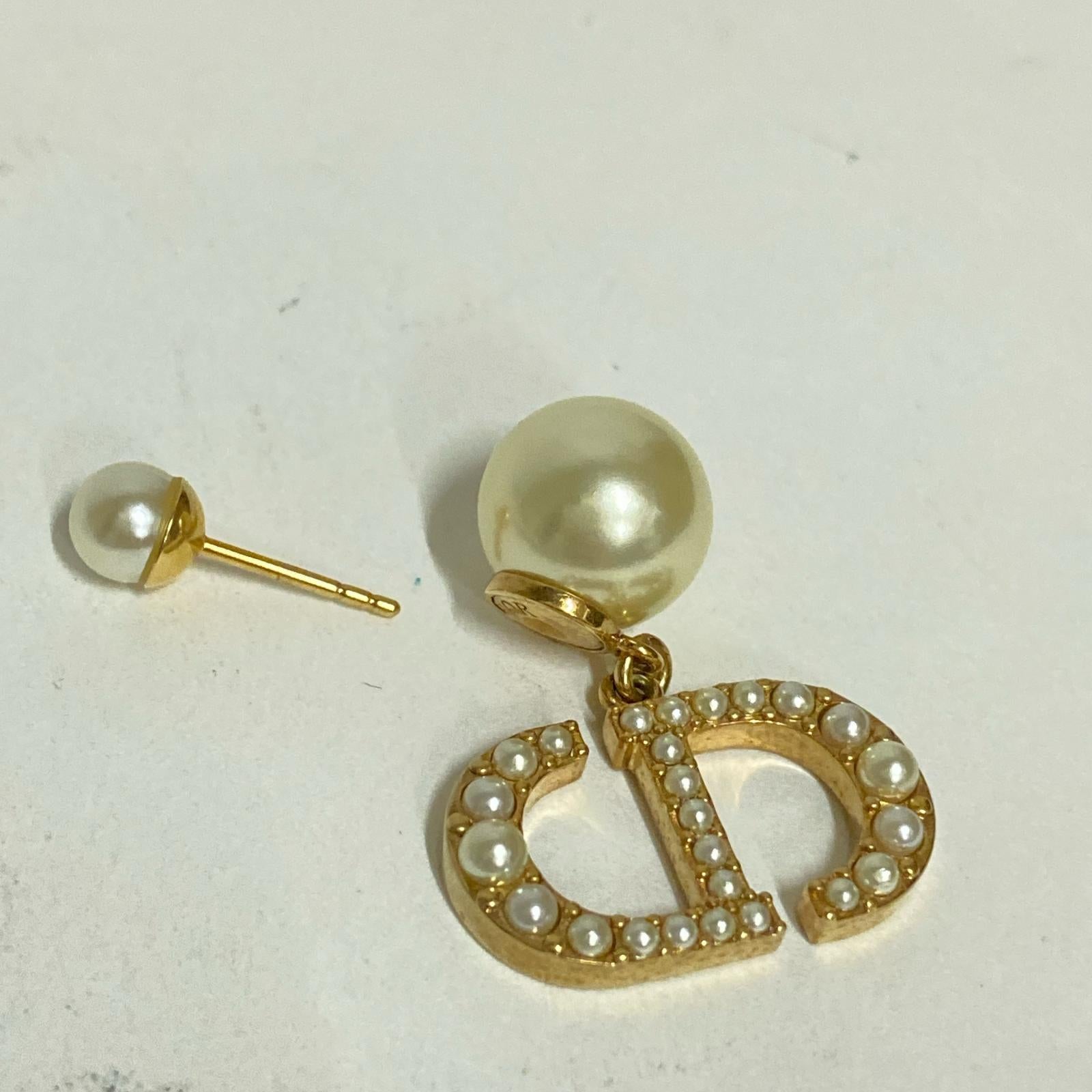 Dior/トライバル パール ロゴ ピアス ラインストーン