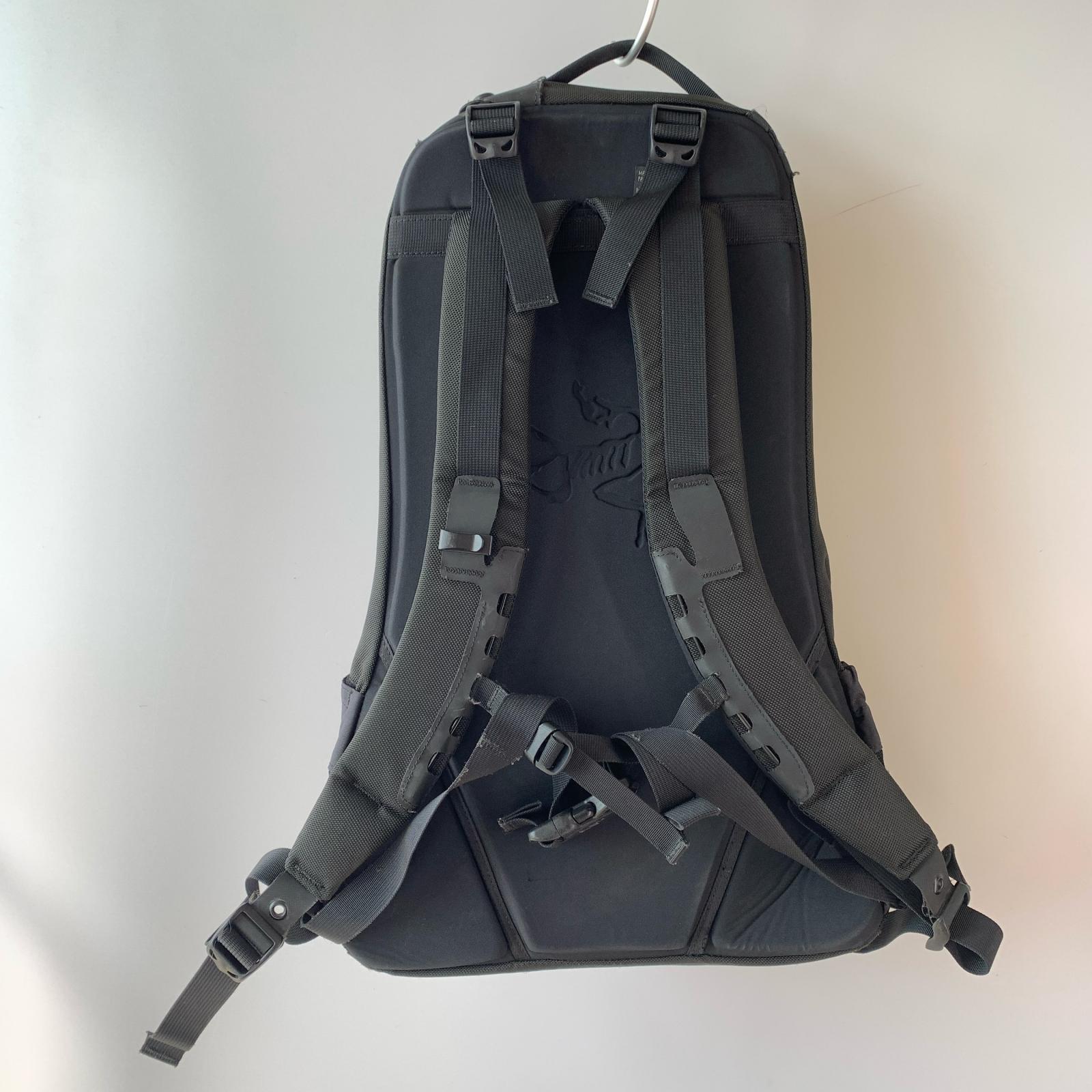 リュック・デイパック ARRO 16 BACKPACK ブラック