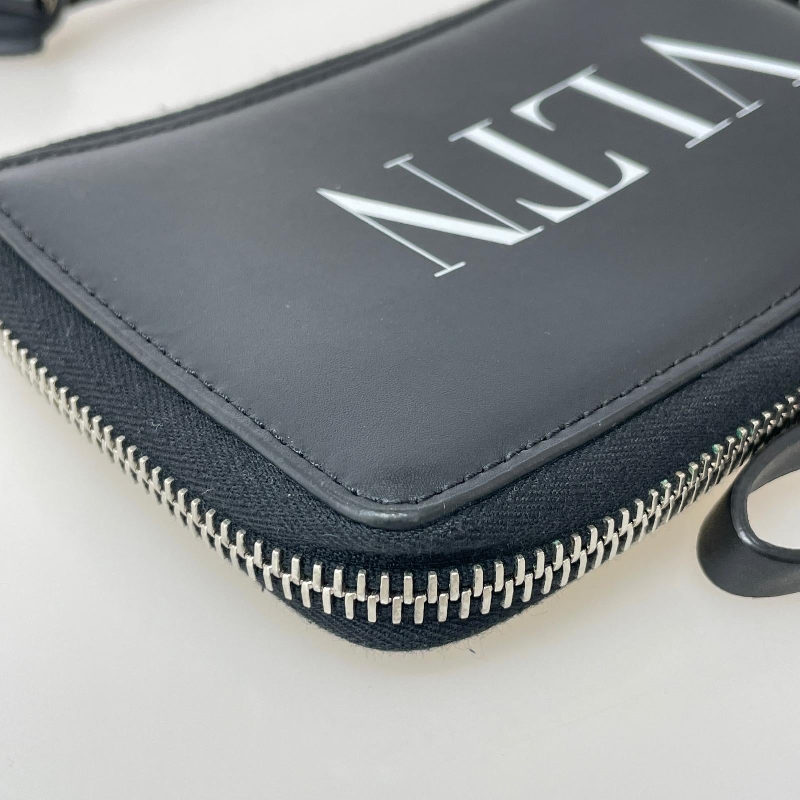 ショルダーバッグ VLTN BlackLeatherNeckWalet ブラック