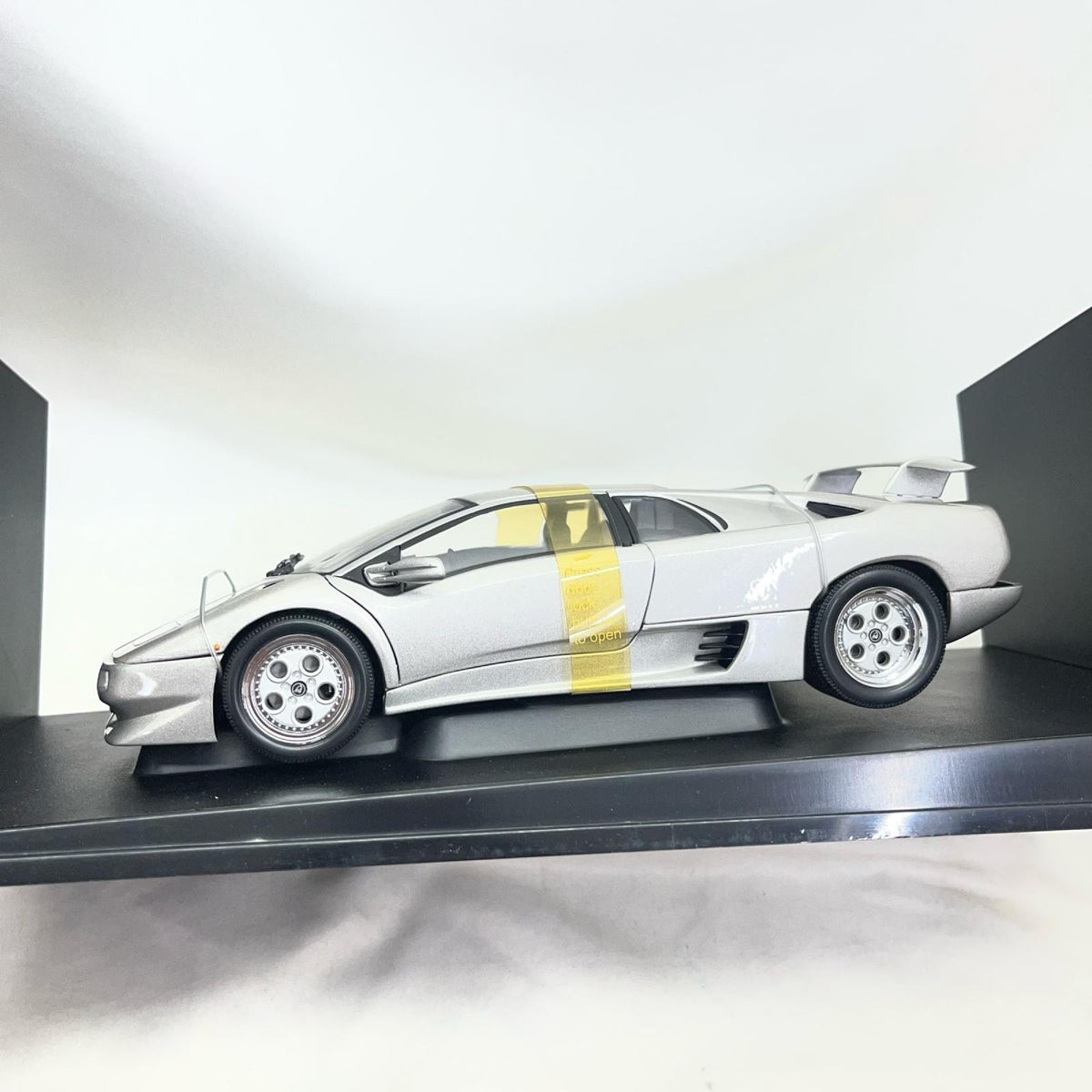 AUTOart 1/18 LAMBORGHINI DIABLO スケールカー
