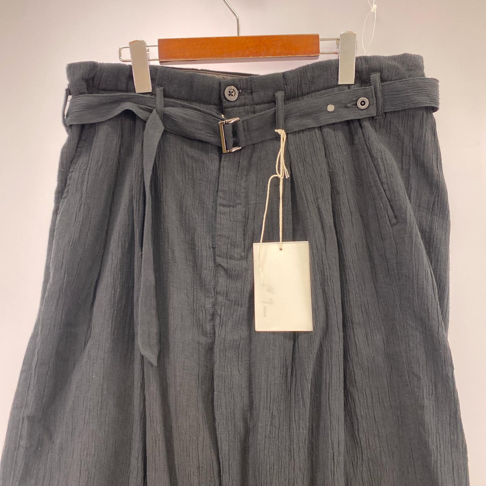 パンツ BALTED CREPE TUCK SLACKS ブラック