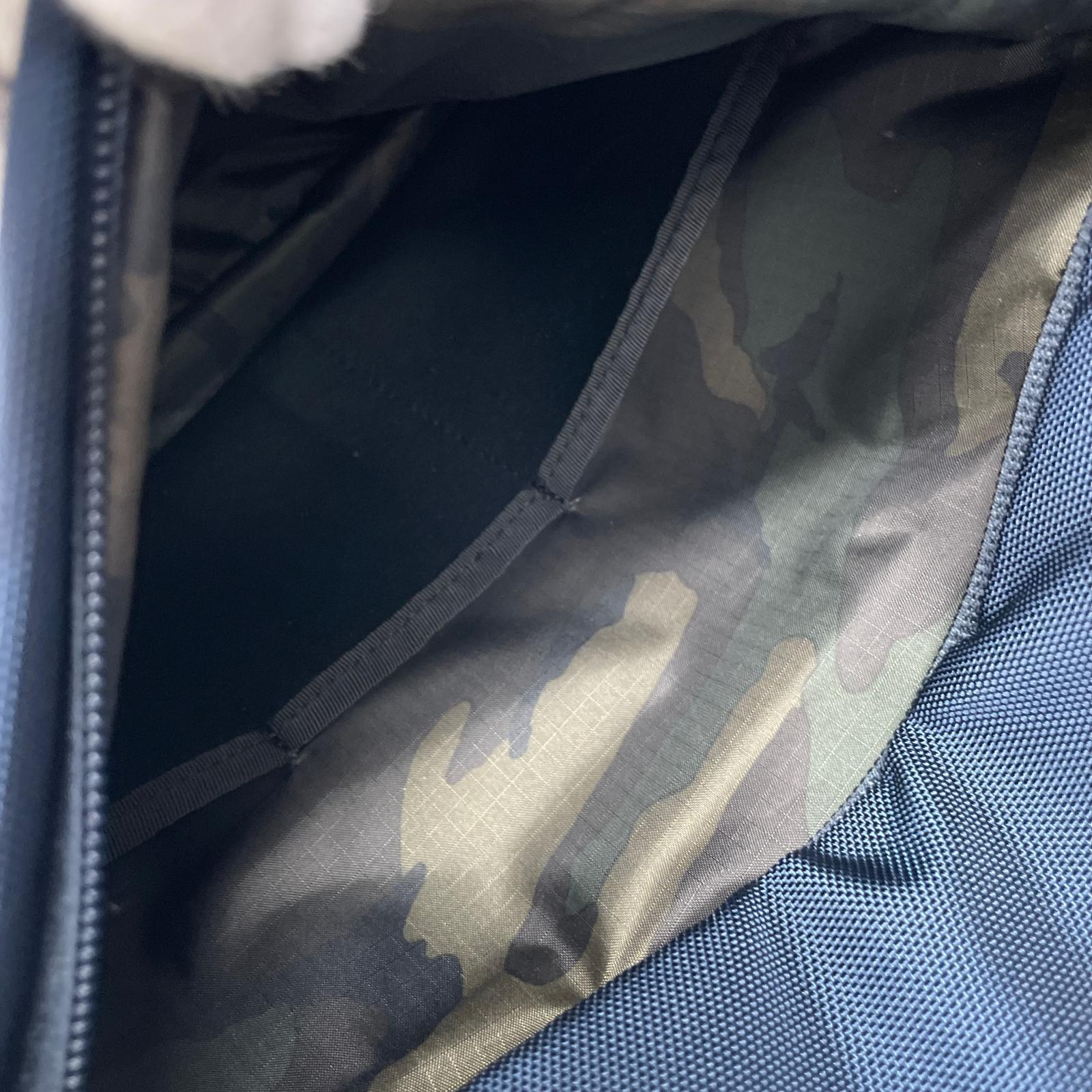 リュック・デイパック SHUTTLE DAYPACK SLIM/ネイビー ネイビー
