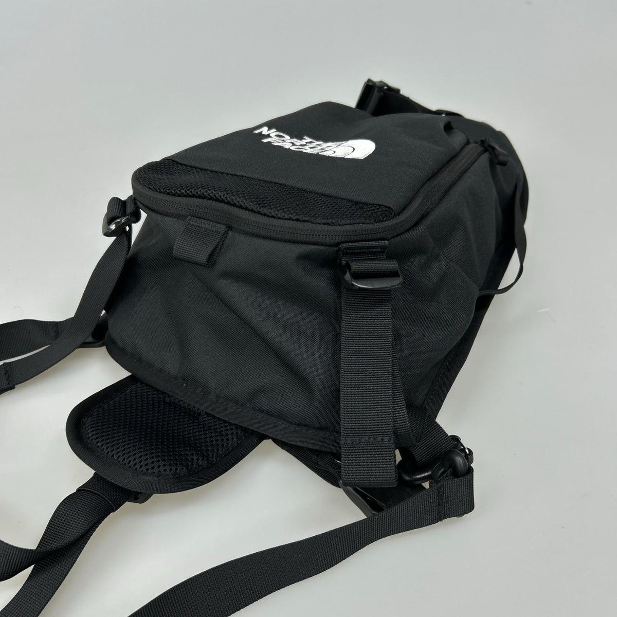 ショルダーバッグ THE NORTH FACE LEAP Sling 7L ｽﾘﾝｸﾞﾊﾞｯｸﾞ ﾌﾞﾗｯｸ ブラック