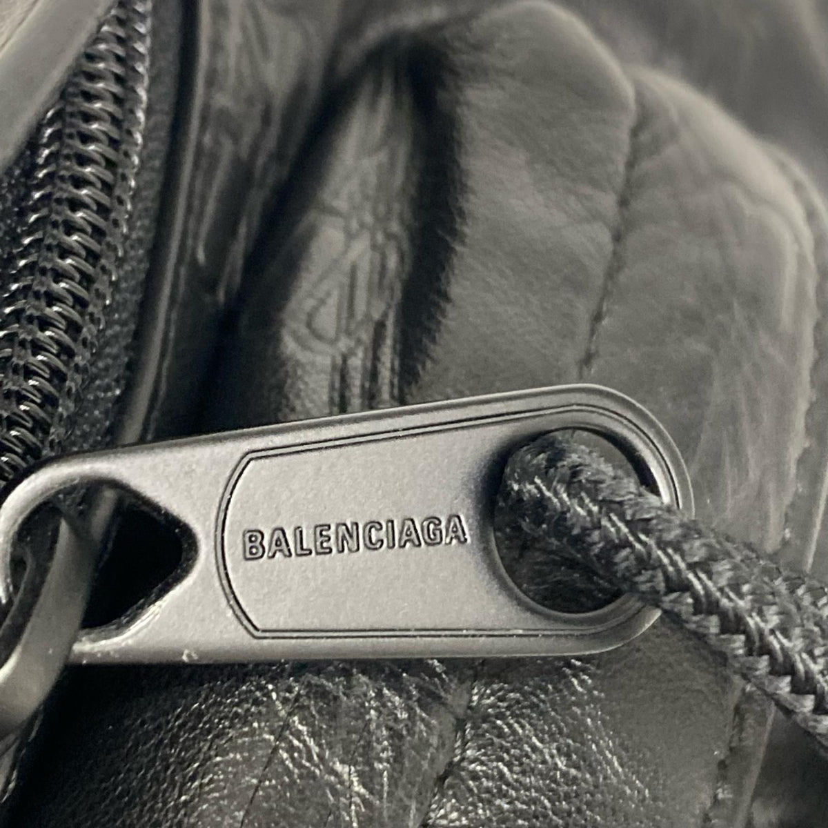 Balenciaga BBエンボス シグネチャー クロスボディバッグ 黒