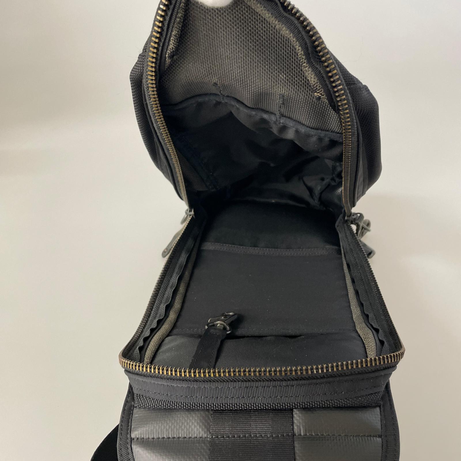 ボディバッグ HEAT SLING SHOULDER BAG ブラック ブラック
