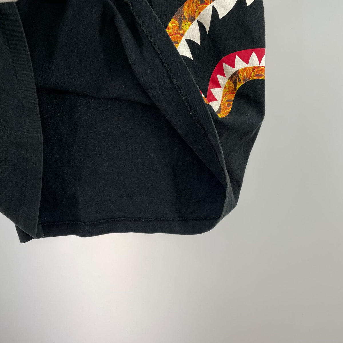半袖Ｔシャツ FLAME SIDE SHARK TEE（L）ﾌﾞﾗｯｸ L ブラック