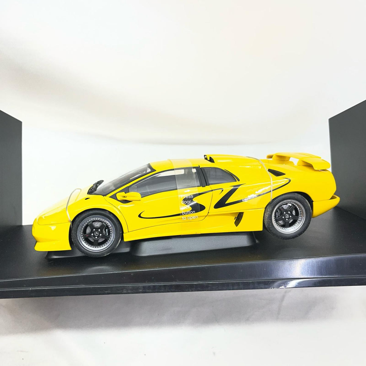 AUTOart 1/18 LAMBORGHINI DIABLO SV スケールカー