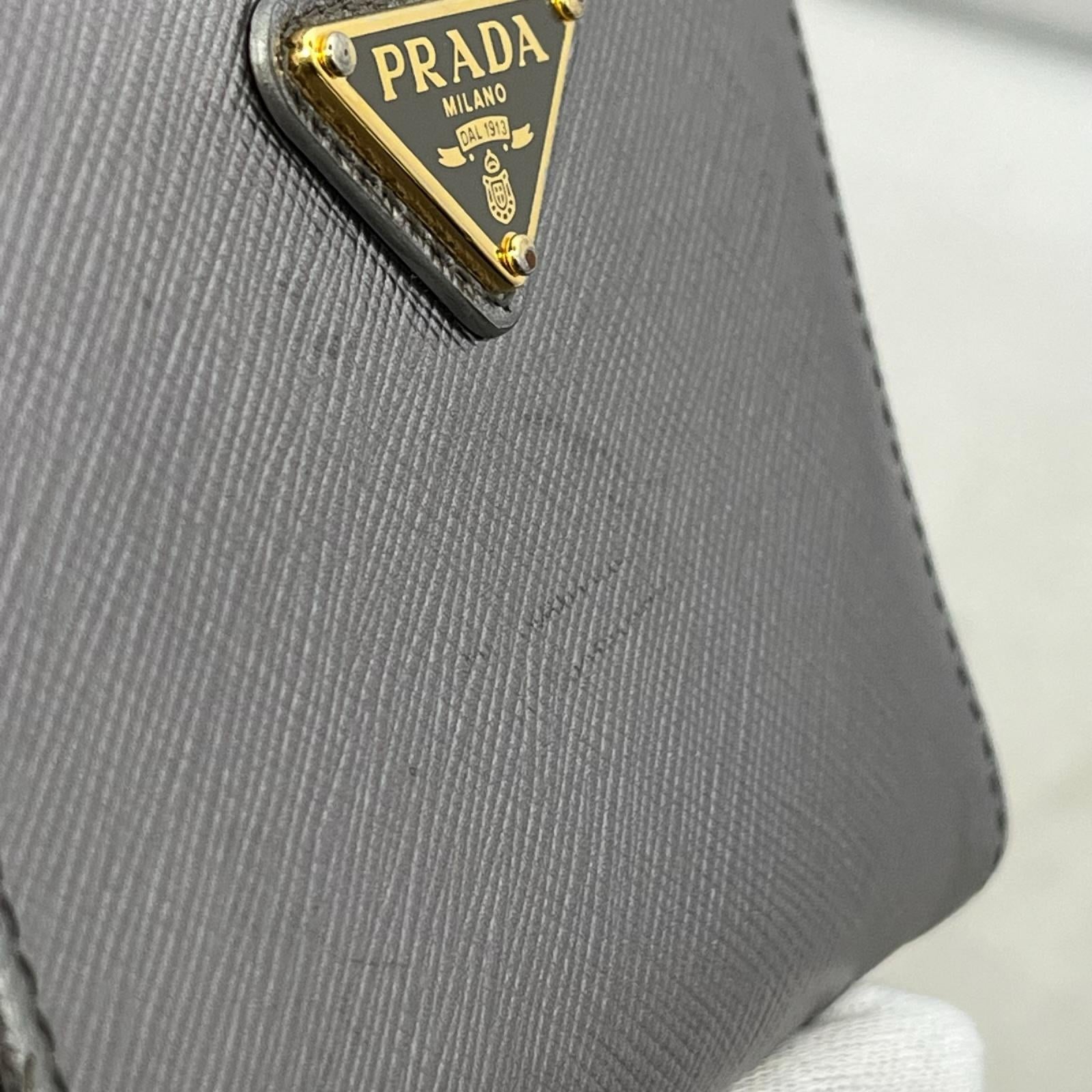 PRADA ｻﾌｨｱｰﾉﾄﾗｲｱﾝｸﾞﾙ 財布 ｼﾙﾊﾞｰｶﾗｰ