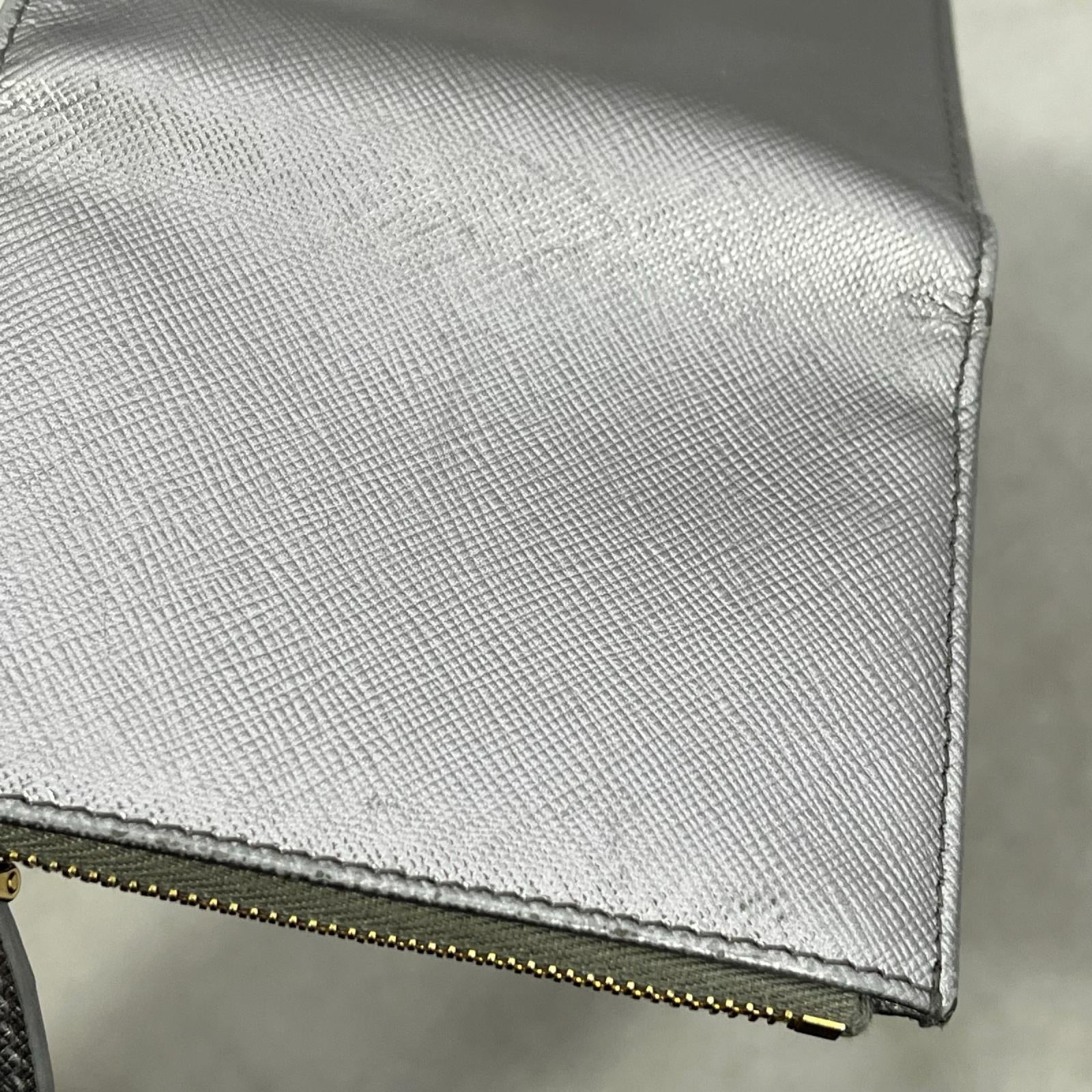 PRADA ｻﾌｨｱｰﾉﾄﾗｲｱﾝｸﾞﾙ 財布 ｼﾙﾊﾞｰｶﾗｰ