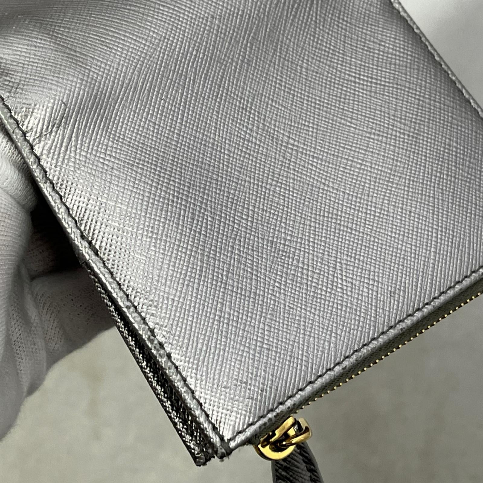 PRADA ｻﾌｨｱｰﾉﾄﾗｲｱﾝｸﾞﾙ 財布 ｼﾙﾊﾞｰｶﾗｰ