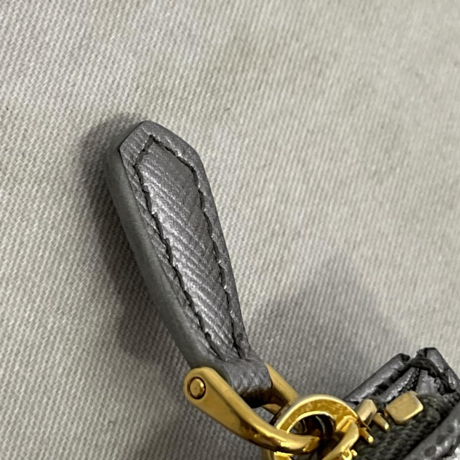 PRADA ｻﾌｨｱｰﾉﾄﾗｲｱﾝｸﾞﾙ 財布 ｼﾙﾊﾞｰｶﾗｰ