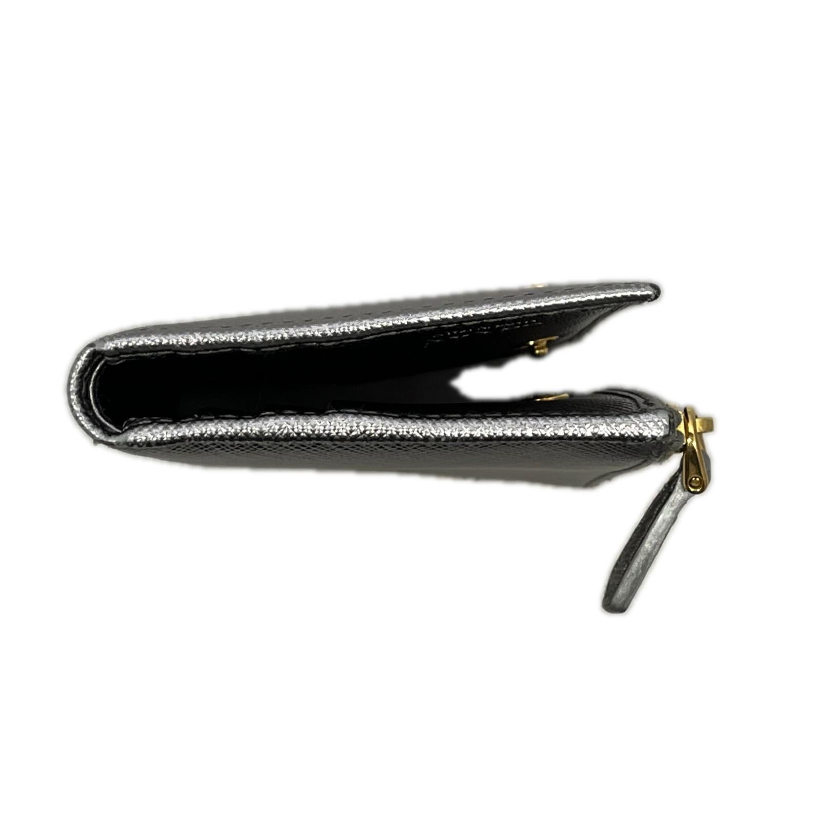 PRADA ｻﾌｨｱｰﾉﾄﾗｲｱﾝｸﾞﾙ 財布 ｼﾙﾊﾞｰｶﾗｰ