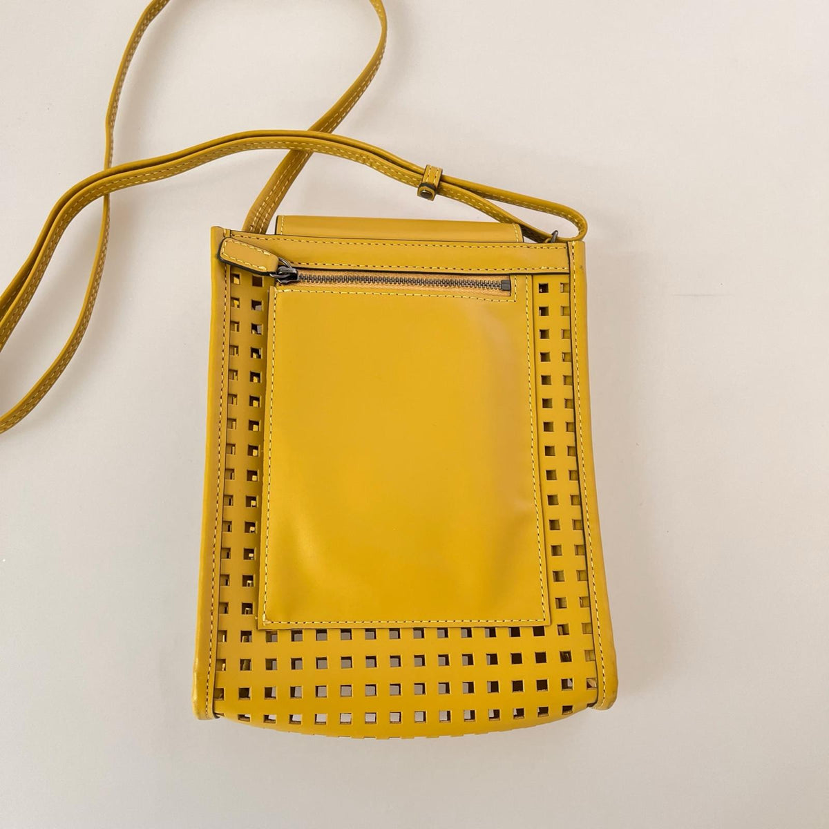 ハンドバッグ PELLE BORSA ﾊﾟﾝﾁﾝｸﾞ ﾚｻﾞｰﾐﾆｼｮﾙﾀﾞｰ 黄色