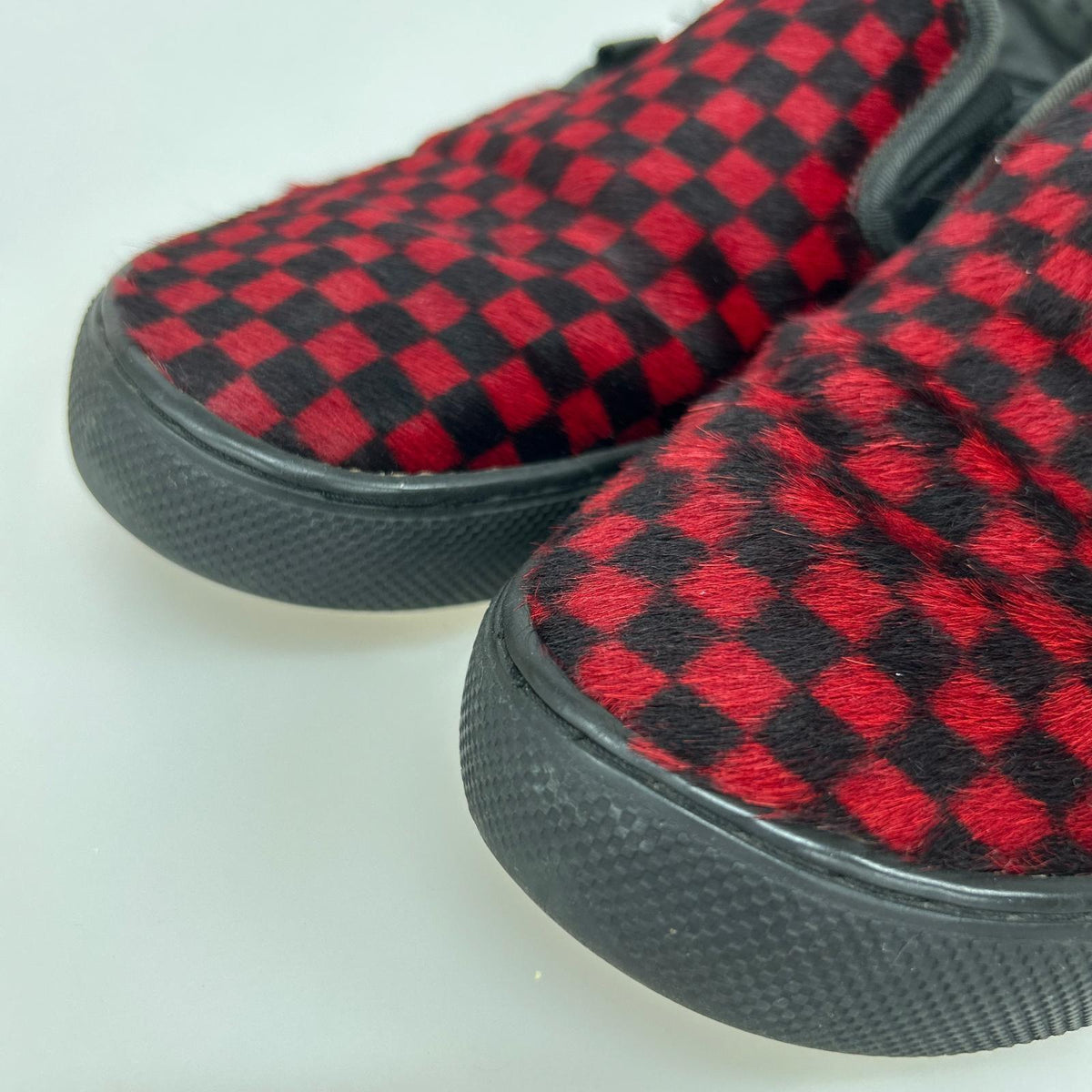 スニーカー Slip-On ハラコ チェック柄 ブラック/レッド 28cm (US10 UK9 1/2 EU46) レッド