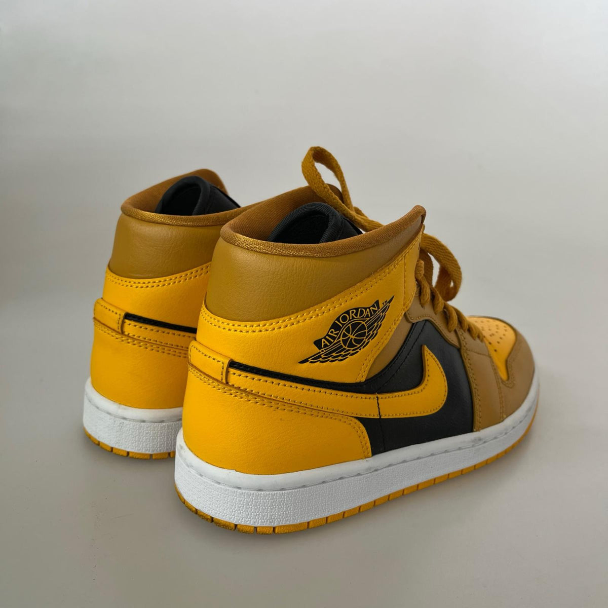 スニーカー WMNS Air Jordan 1 Mid University Gold 24 24cm (US6 UK5 1/2 EU38)